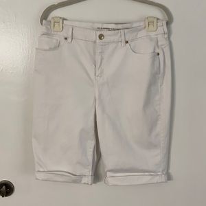 Chico’s So Slimming Girlfriend White Shorts Sz 2